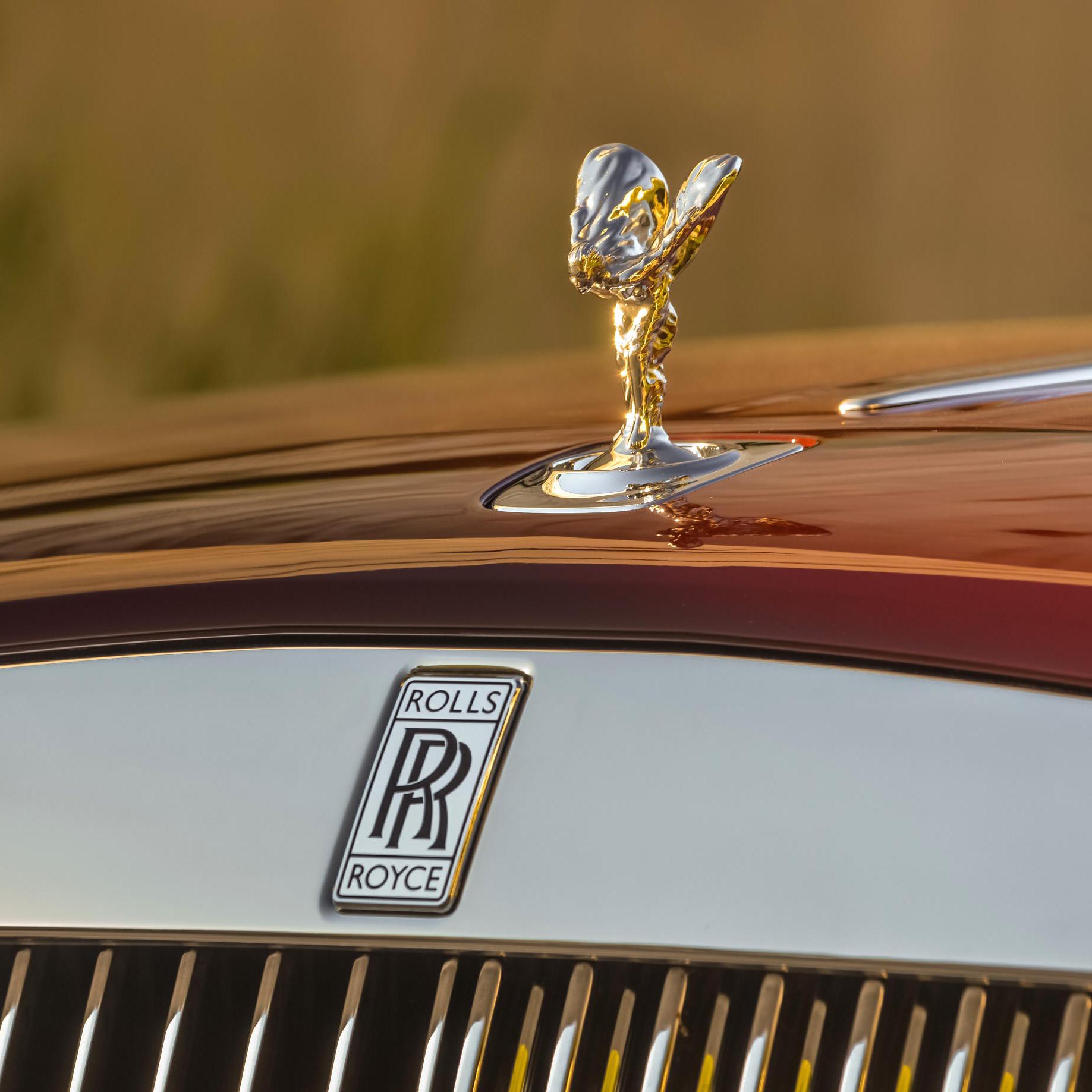 Изящная деталь на капоте Rolls-Royce – символ роскоши и элегантности