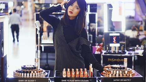 L’Oréal Travel Retail Americas partnered with China Luxury Advisors to activate the Yves Saint Laurent Beauté Dare To Stage Pop-up Event at the DFS retail location at Los Angeles International Airport. Image credit: China Luxury Advisors