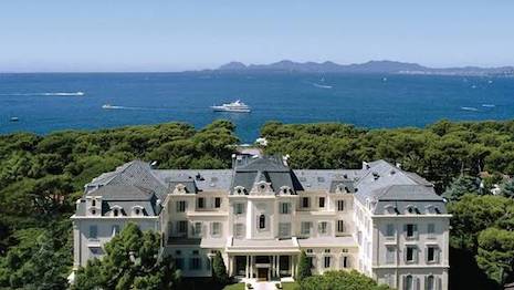 Hotel du Cap-Eden Roc in the Côte d’Azur is where the wealthy go to sun and be seen. Image courtesy of Oetker Collection