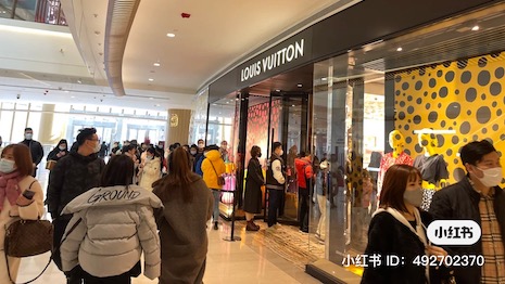 Shoppers queue outside the Louis Vuitton store at Shanghai’s Plaza 66 mall over the Lunar New Year. Image credit: Xiaohongshu