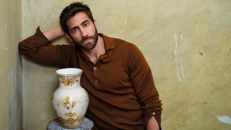 Actor and ambassador Jake Gyllenhaal courts the Ming Vase from the brand's new Oriente Italiano Gold collection. Image credit: Ginori 1735