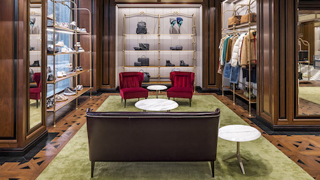 Gucci Furniture est jumelé avec des pièces d'épreuve d'origine locale, mélangeant les cultures de la marque de luxe et de la ville de ski. Image gracieuseté de Gucci