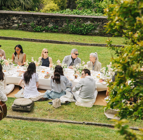 Mytheresa e Brunello Cuccinelli hanno organizzato un pranzo nel giardino di Palazzo Gemelli, di proprietà privata, sul Lago d'Orta il 4 maggio.  Immagine gentilmente concessa da Mytheresa