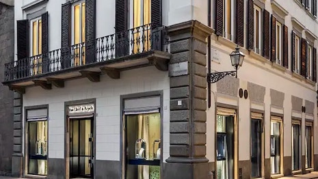 The jeweler added its signature flourishes to the building’s exteriors while maintaining its historic charm. Image credit: Van Cleef & Arpels